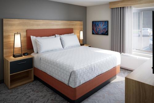 Кровать или кровати в номере Candlewood Suites - Roanoke Airport