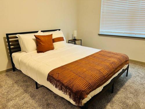 una camera con un grande letto di 1BD/1BA Resort-Style Haven in Orlando, FL a Orlando