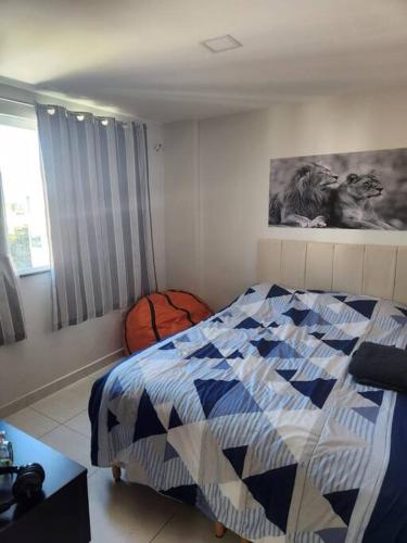 um quarto com uma cama e um quadro na parede em Vista Mar, à 1 minuto andando da praia. no Rio de Janeiro