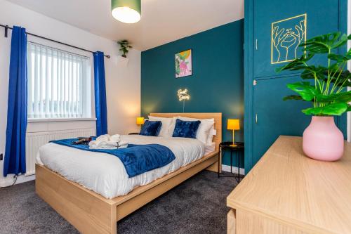 Tempat tidur dalam kamar di Millway Apartments Newcastle Gateshead with Free Parking