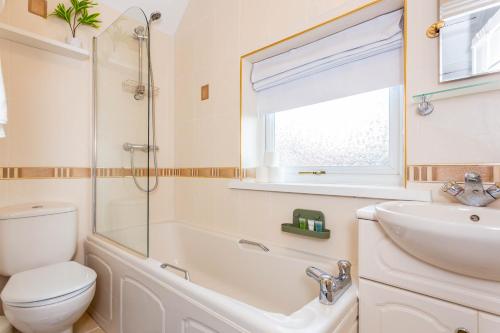 Ένα μπάνιο στο Millway House Newcastle Gateshead with Free Parking