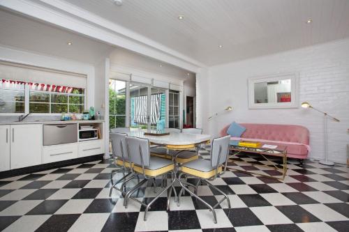 una cucina e una sala da pranzo con tavolo e sedie di Bluebird Cottage a West Tamworth