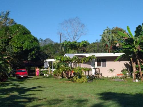 una casa con una macchina parcheggiata di fronte di Villa el paraíso a San José