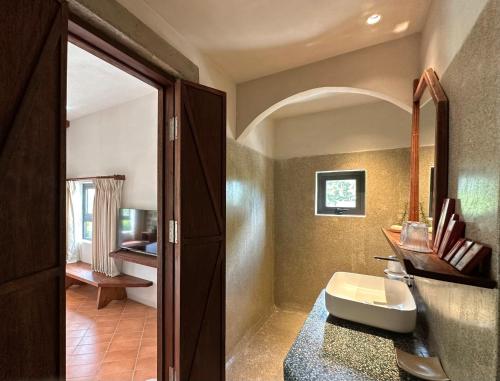 uma casa de banho com um lavatório e um espelho em Mùa Dalat Wellness Hotel em Da Thien
