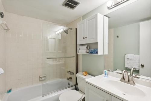 une salle de bain avec un lavabo, des toilettes et une douche dans l'établissement Fun & Comfy Beachside Getaway ~ King Bed ~ Balcony, à Ocean City