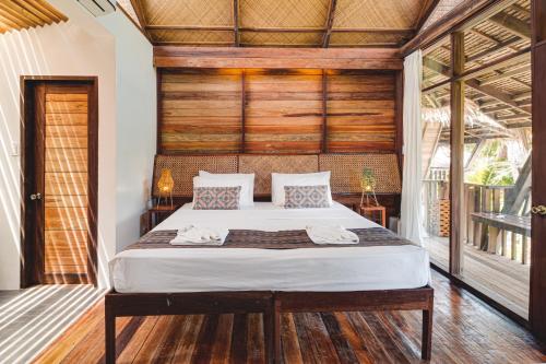 1 dormitorio con 1 cama en una habitación en Harana Surf Resort, en General Luna