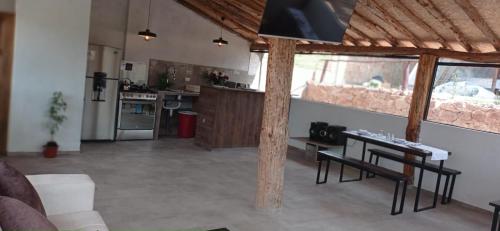 een woonkamer met een tafel en een keuken bij Runa Apartamentos in Cuzco