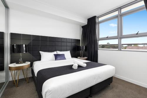 Postel nebo postele na pokoji v ubytování Premium Apartments Chatswood