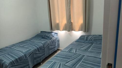 - 2 lits installés l'un à côté de l'autre dans une chambre dans l'établissement Apartamento novo no Bessa, à João Pessoa