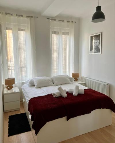 um quarto com uma cama grande com duas toalhas em The Downtown Pearl em Zagreb