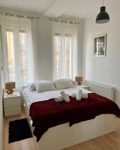 sypialnia z dużym łóżkiem z dwoma ręcznikami w obiekcie The Downtown Pearl w Zagrzebiu