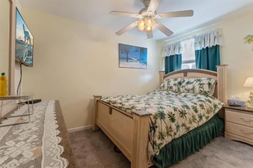 um quarto com uma cama e uma ventoinha de tecto em 7203 Atlantic Ave, Unit 208 em Wildwood Crest