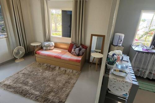 シャパダ・ドス・ギマランイスにあるCasa Dom Aquinoのベッドと窓が備わる小さな客室です。