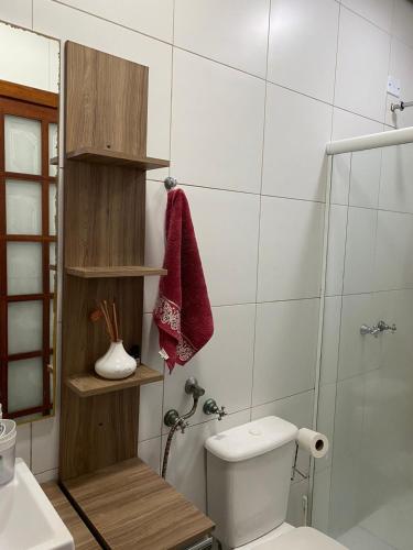 a bathroom with a toilet and a shower at Quarto em Casa na rua mais linda da Cidade in Rio Grande