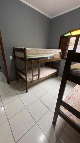 Ένα ή περισσότερα κρεβάτια σε δωμάτιο στο Casa em itanhaem com piscina