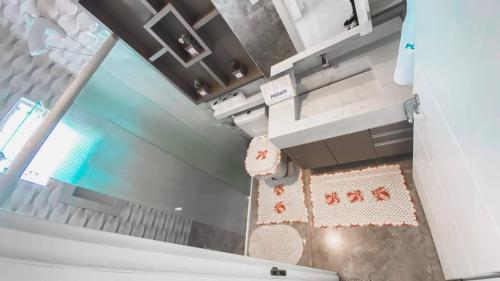 an overhead view of a kitchen with a table at Gih Guest House Parque Beto Carrero in Penha