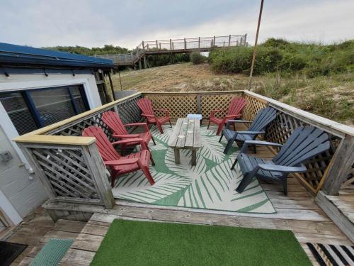 una terrazza con sedie e un tavolo su una casa di The Dune Beach House a Norfolk