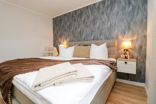 una camera da letto con un letto con asciugamani sopra di Oewern Diek App 11 a Wustrow