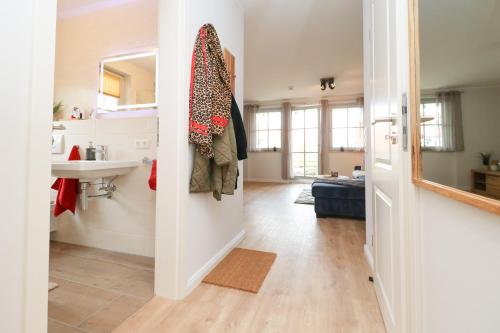 un bagno con lavandino e specchio di Oewern Diek App 10 a Wustrow