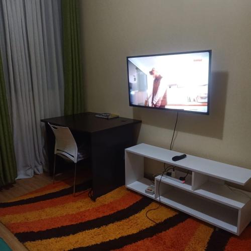 ナイロビにあるShanDezのリビングルーム(壁に薄型テレビ付)
