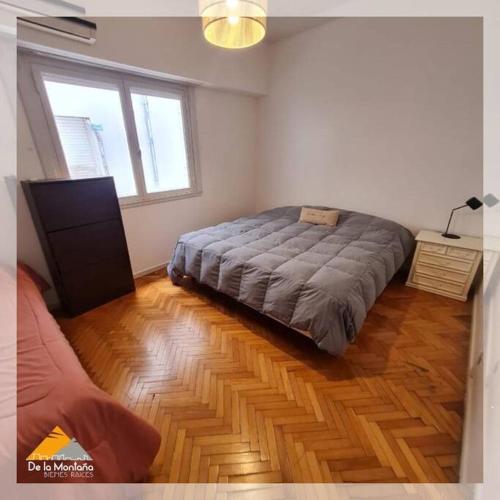 1 dormitorio con 1 cama grande y suelo de madera en De La Montaña • Palermo en Buenos Aires
