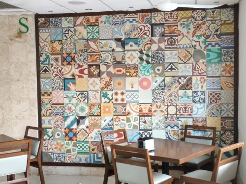 a wall in a restaurant with a colorful tile wall at Hotel Dubrovnik in Mérida