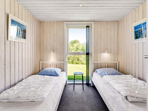Duas camas num quarto com uma janela em Holiday home Humble XXXVI em Humble