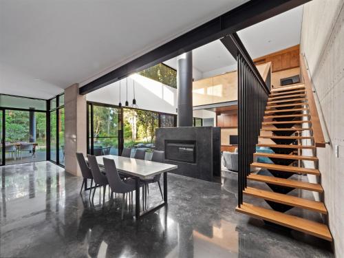 a dining room and kitchen with a table and chairs at SpaceNature in Margaret River Town