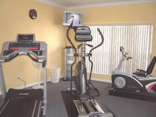 Phòng/tiện nghi tập thể dục tại Family Disney Pool Home in Gated Resort Near Golf -16801