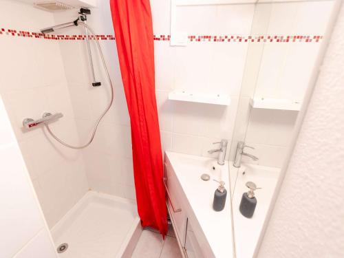 une salle de bain avec une douche, une baignoire et un lavabo dans l'établissement Pavillon Climatisé avec Mezzanine, WIFI et Parking Privé - Gruissan Les Ayguades - FR-1-409-187, à Gruissan