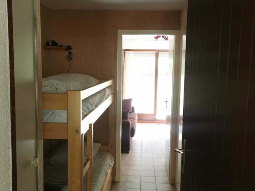 une petite chambre avec deux lits superposés et une fenêtre dans l'établissement Studio lumineux avec terrasse, proche remontées mécaniques - Logement 3 personnes à Châtel - FR-1-676-180, à Châtel