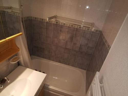une salle de bain avec une baignoire blanche et un lavabo dans l'établissement Studio lumineux avec terrasse, proche remontées mécaniques - Logement 3 personnes à Châtel - FR-1-676-180, à Châtel