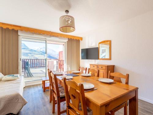 une cuisine et une salle à manger avec une table et des chaises dans l'établissement Appartement spacieux 8 pers, Peyragudes, terrasse, parking gratuit, avantages location ski - FR-1-695-44, à Germ