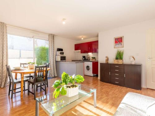 une cuisine et un salon avec une table et des chaises dans l'établissement Appartement T3 à Vielle-Aure - 6 couchages, proche téléphérique et thermes, navette gratuite - FR-1-296-486, à Vielle-Aure