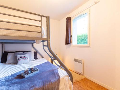 une chambre avec un lit superposé et une fenêtre dans l'établissement Appartement T3 à Vielle-Aure - 6 couchages, proche téléphérique et thermes, navette gratuite - FR-1-296-486, à Vielle-Aure