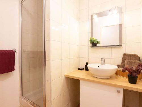 une salle de bain avec un lavabo et une douche dans l'établissement Appartement T3 à Vielle-Aure - 6 couchages, proche téléphérique et thermes, navette gratuite - FR-1-296-486, à Vielle-Aure