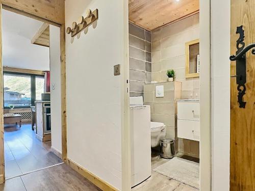 une salle de bain avec toilettes dans une chambre dans l'établissement Sublime T2 rénové, tout confort, proche centre Val Claret - FR-1-411-914, à Tignes