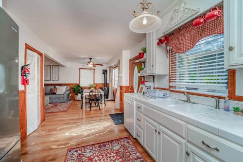 Køkken eller tekøkken på The Yellow Cottage in the Woods