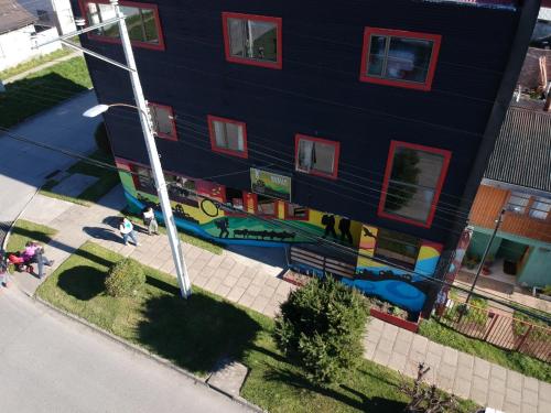 un edificio con un mural en el costado en Esquina Huella Patagónica, en Coyhaique