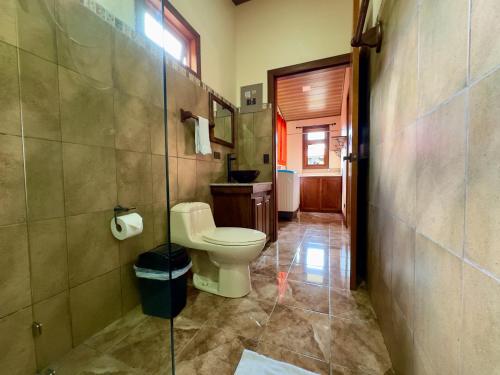 a bathroom with a toilet and a walk in shower at Cabina monteverde Soan de Montaña in Monteverde Costa Rica