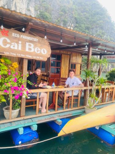 Επισκέπτες που μένουν στο Eco Floating Farm Stay Cai Beo