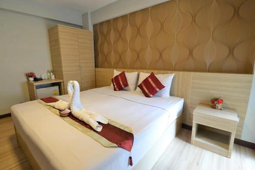 ein Schlafzimmer mit einem Bett, auf dem ein Vogel abgebildet ist in der Unterkunft Station 203 Hotel in Bangkok
