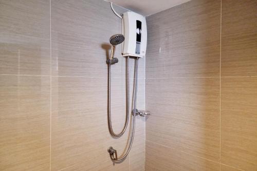 eine Dusche mit Föhn im Badezimmer in der Unterkunft Station 203 Hotel in Bangkok