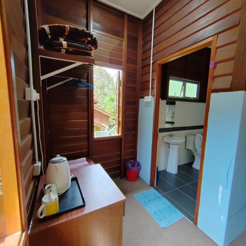 Pedas的住宿－D'Bukit Forest，一间带卫生间和水槽的小浴室