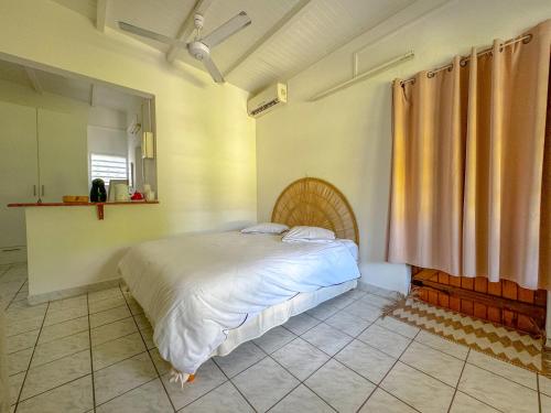 1 dormitorio con 1 cama en una habitación en Gîte Hibiscus Destrellan, en Baie-Mahault