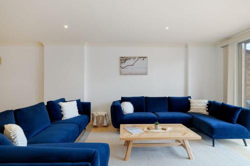 Χώρος καθιστικού στο Beachfront Bliss - shared indoor pool & spa
