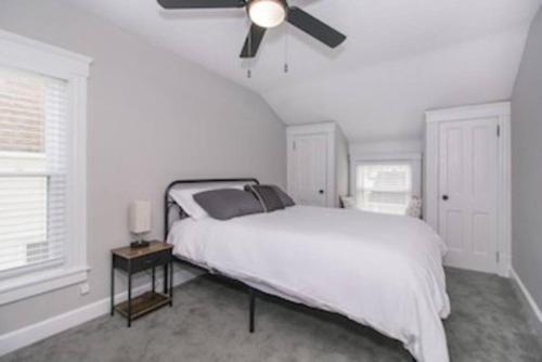 Cama o camas de una habitación en Lakeside Home in Lorain