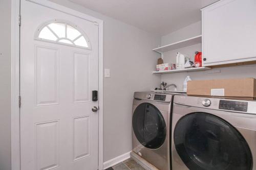 Una cocina o zona de cocina en Lakeside Home in Lorain