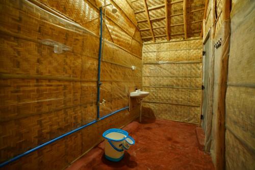 Kamar mandi di Murali Guesthouse Hampi
