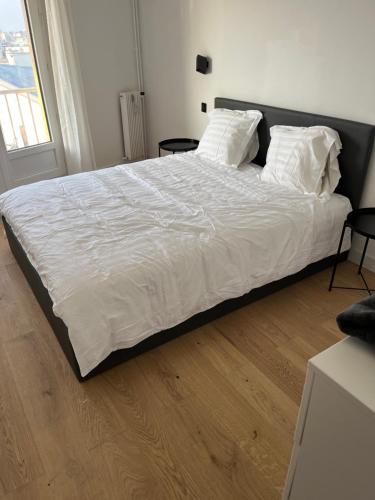 Ένα ή περισσότερα κρεβάτια σε δωμάτιο στο Appartement de charme sur les toits de Boulogne !